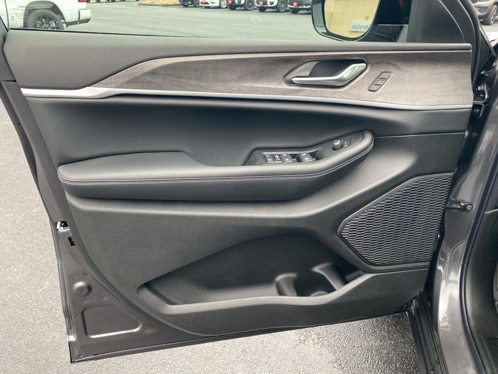 New 2025 Jeep Grand Cherokee L Limited image 9