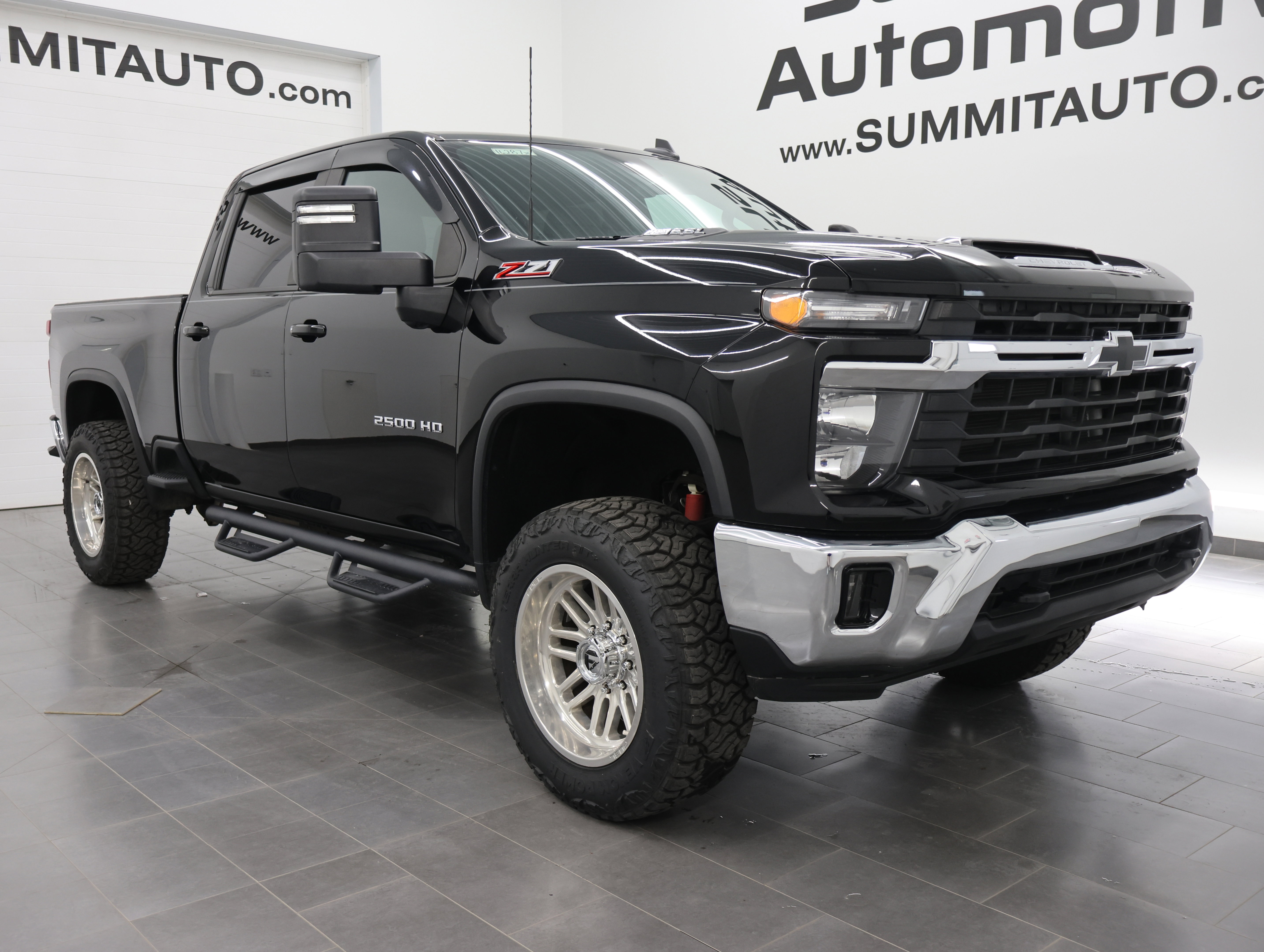 Used 2024 Chevrolet Silverado 2500 LT AWD/4WD image 2