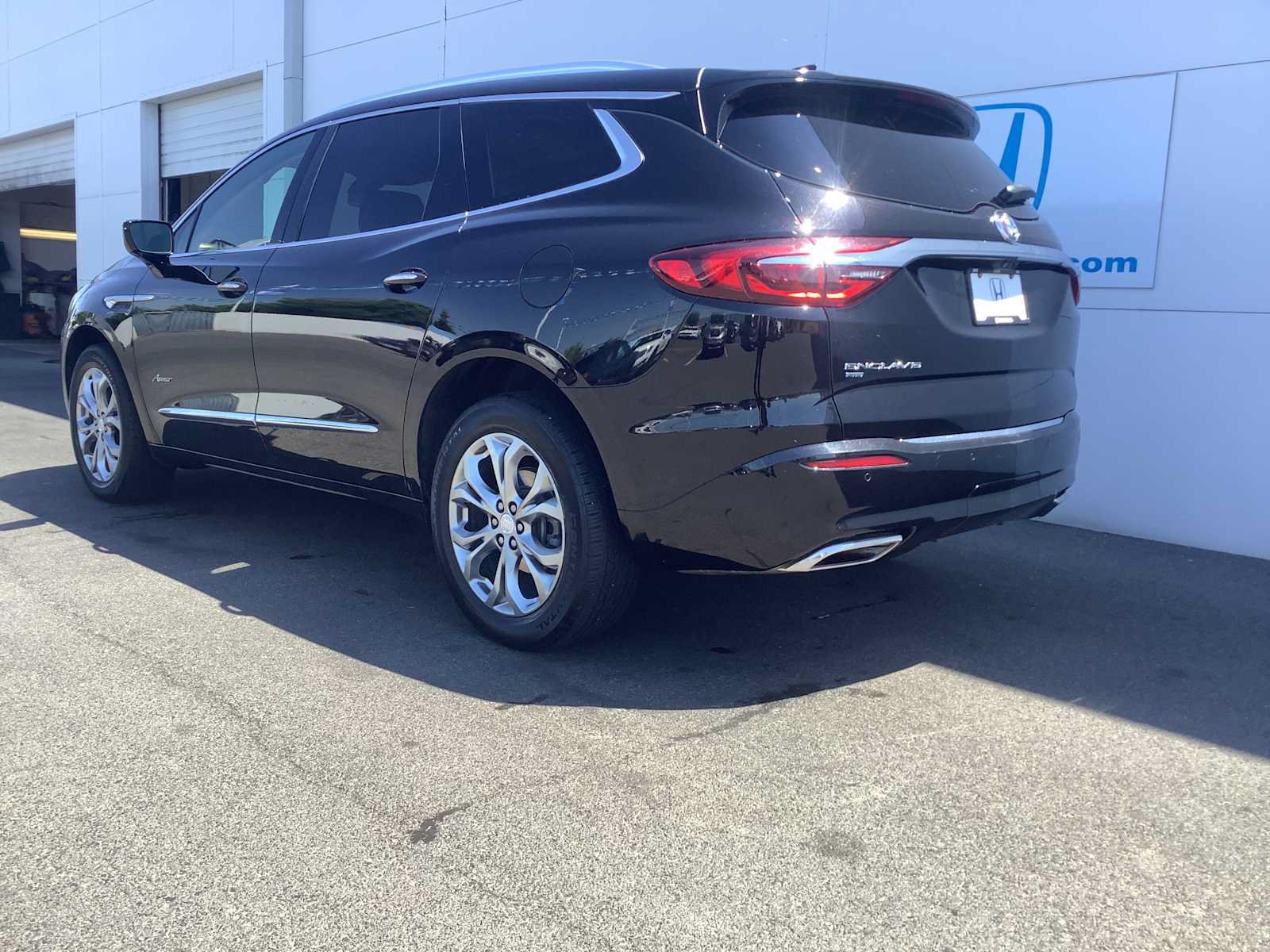 Used 2021 Buick Enclave Avenir w/ Avenir Technology Package AWD/4WD image 4