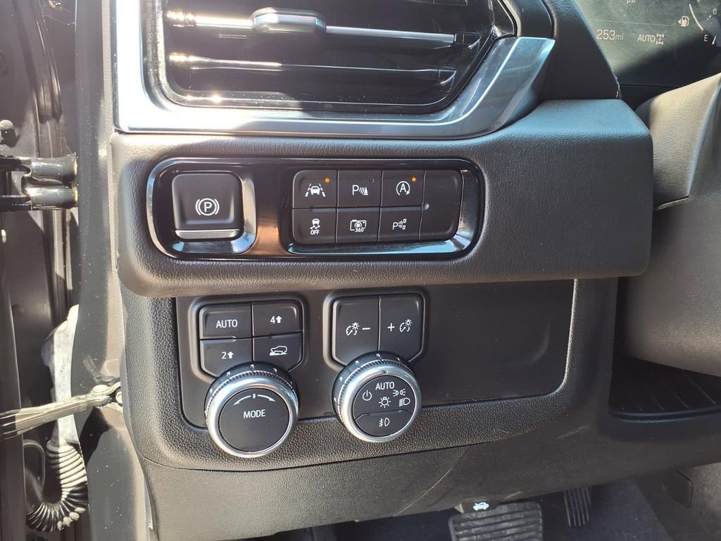 Used 2025 GMC Yukon XL Denali image 29