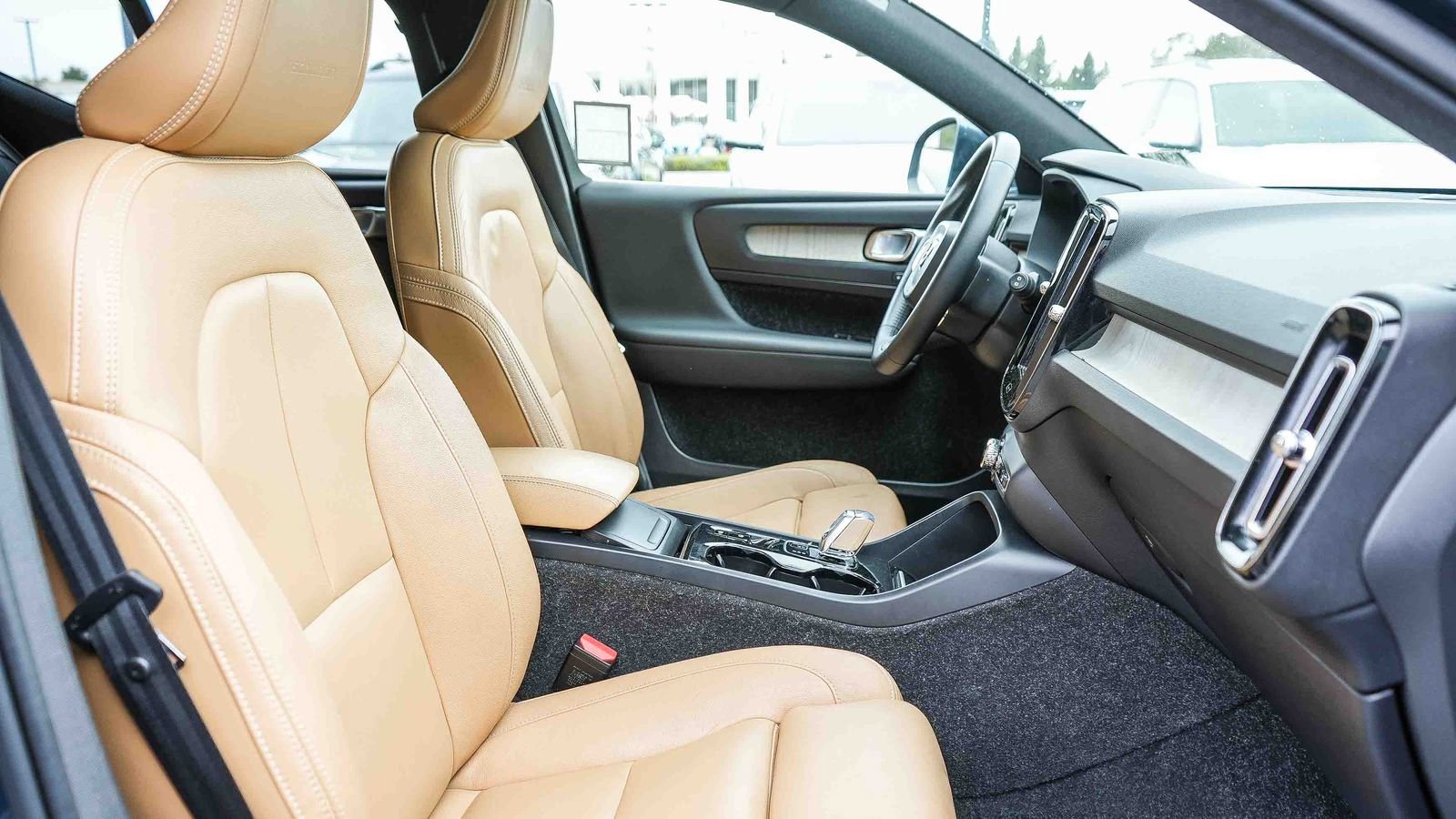 Used 2019 Volvo XC40 T4 Inscription image 16