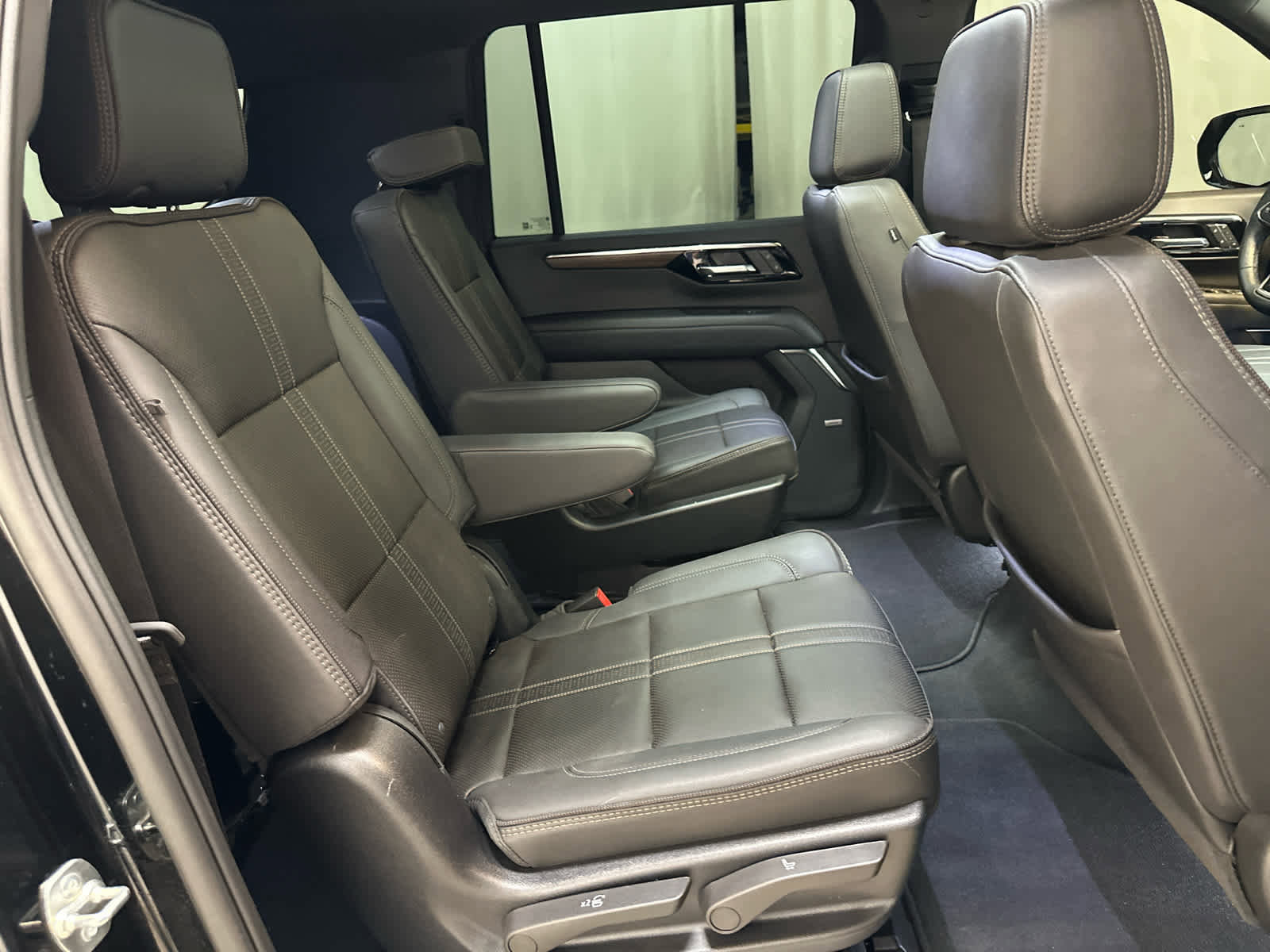 Used 2025 Chevrolet Suburban High Country image 16