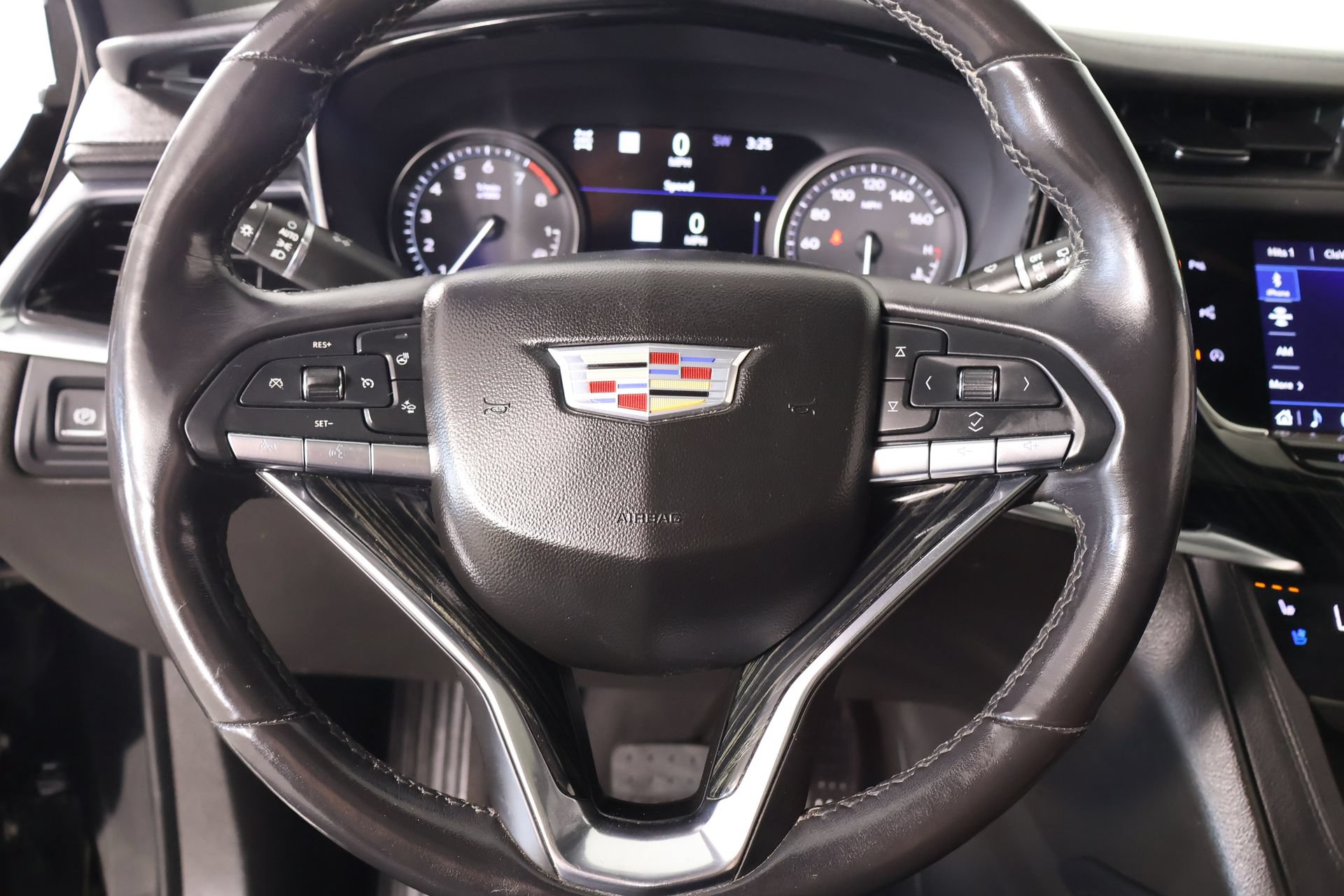 Used 2023 Cadillac XT6 Premium Luxury w/ Technology Package AWD/4WD image 3
