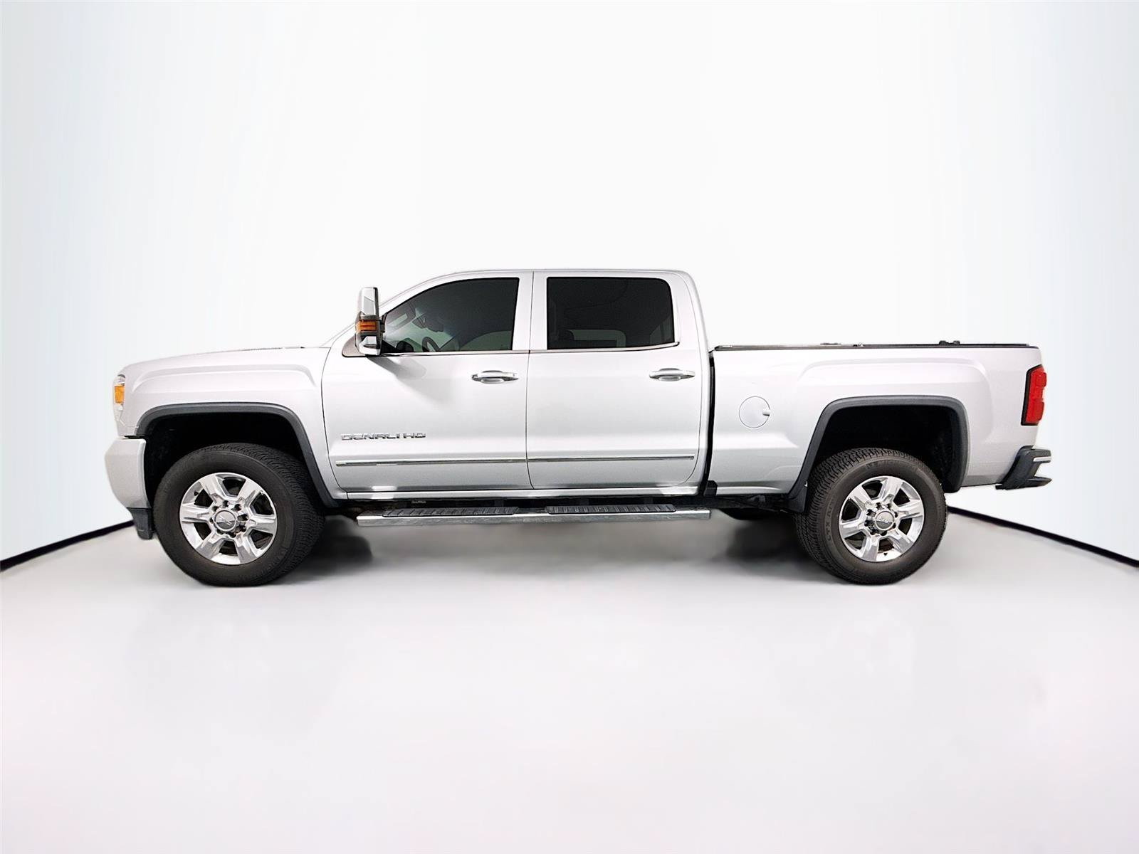 Used 2019 GMC Sierra 2500 Denali w/ Duramax Plus Package AWD/4WD image 10