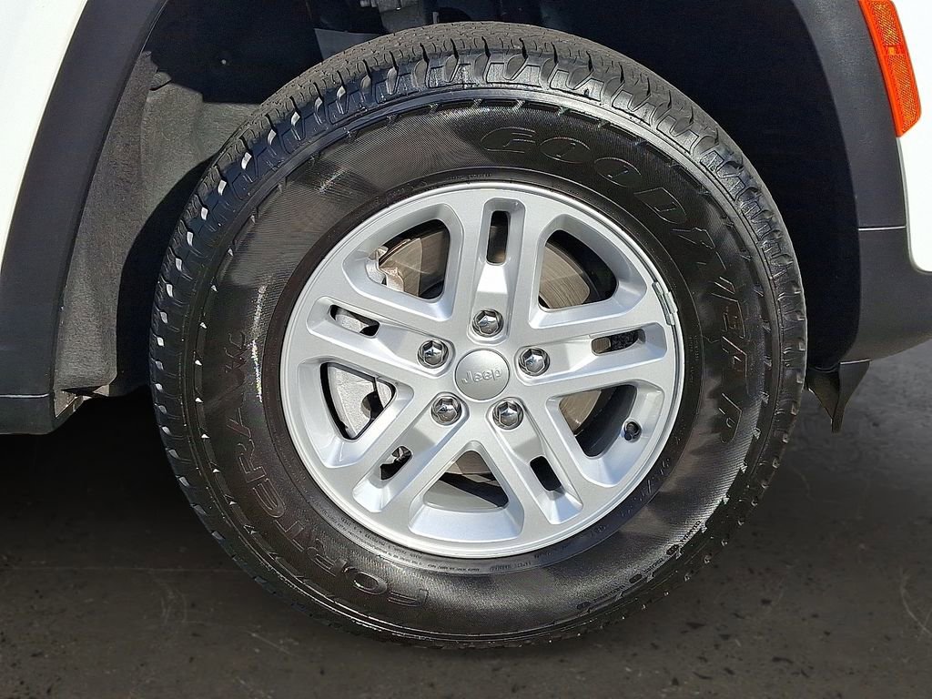 Used 2023 Jeep Grand Cherokee Laredo image 9