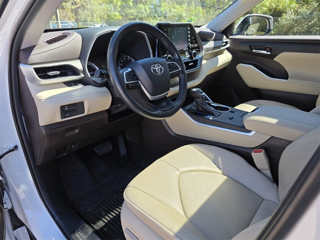 Certified 2022 Toyota Highlander XLE image 28