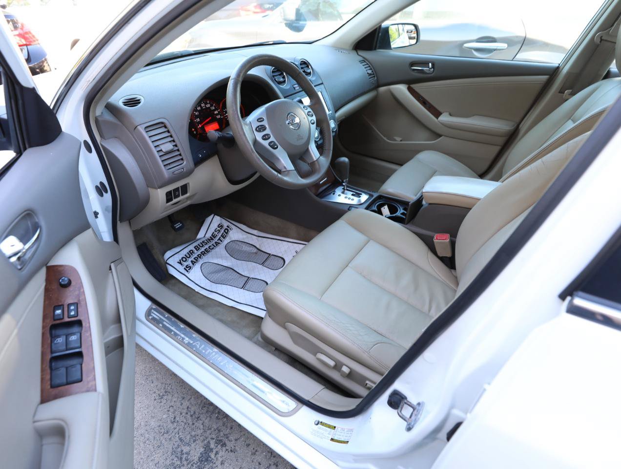 Used 2009 Nissan Altima 3.5 SE w/ Premium Pkg FWD image 16