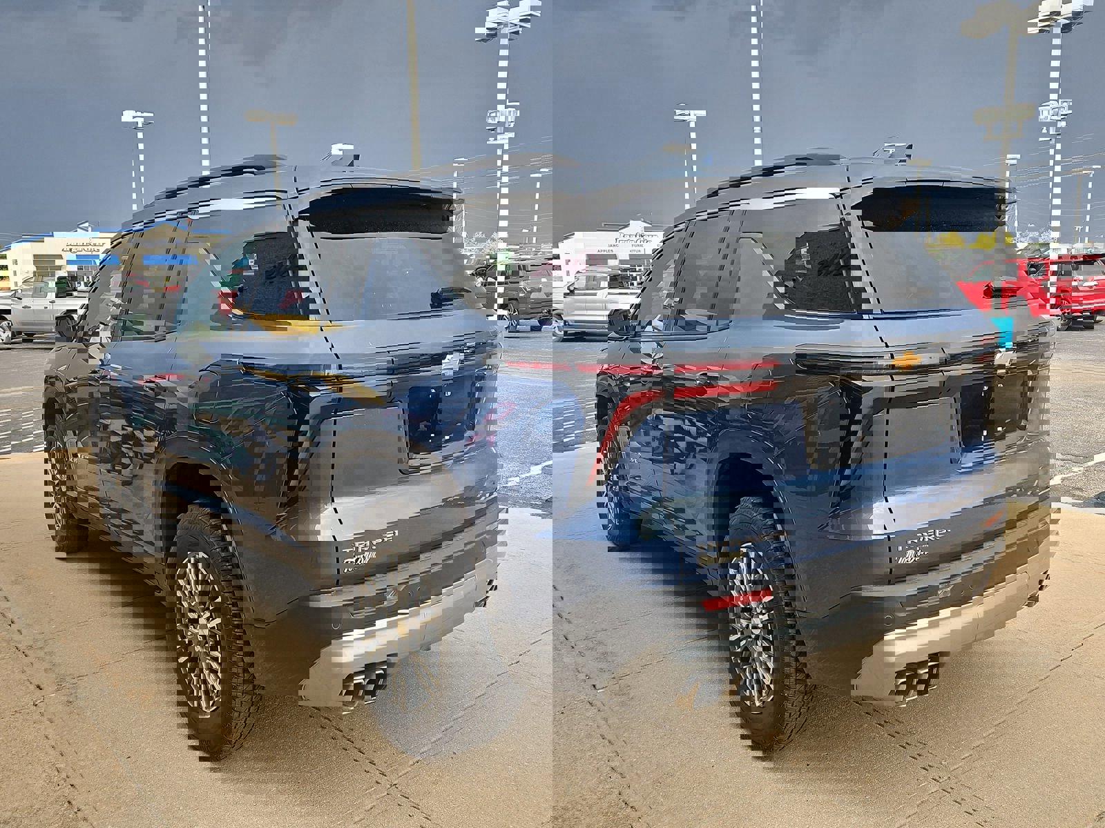 Used 2025 Chevrolet Traverse LT image 3