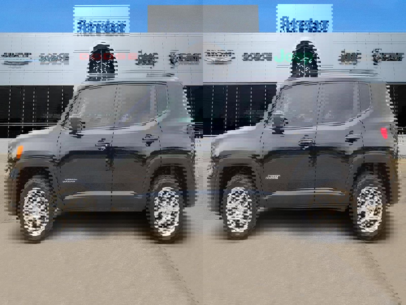 Used 2023 Jeep Renegade Latitude w/ Sun/Sound Group AWD/4WD image 3