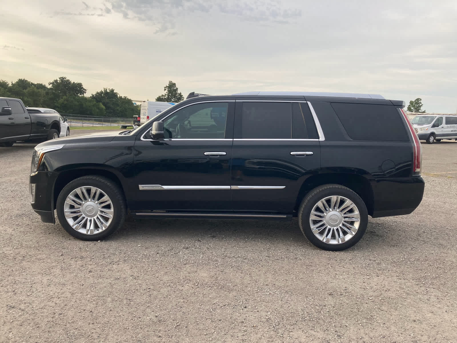 Used 2019 Cadillac Escalade Platinum AWD/4WD image 2