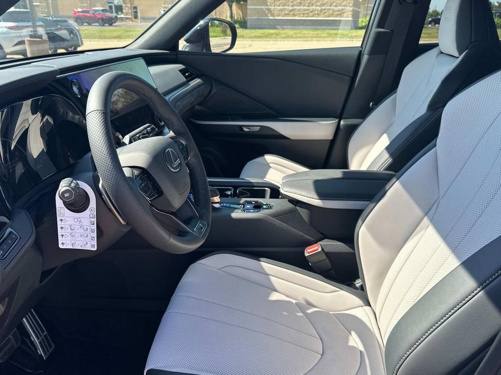New 2025 Lexus TX 500h AWD image 11