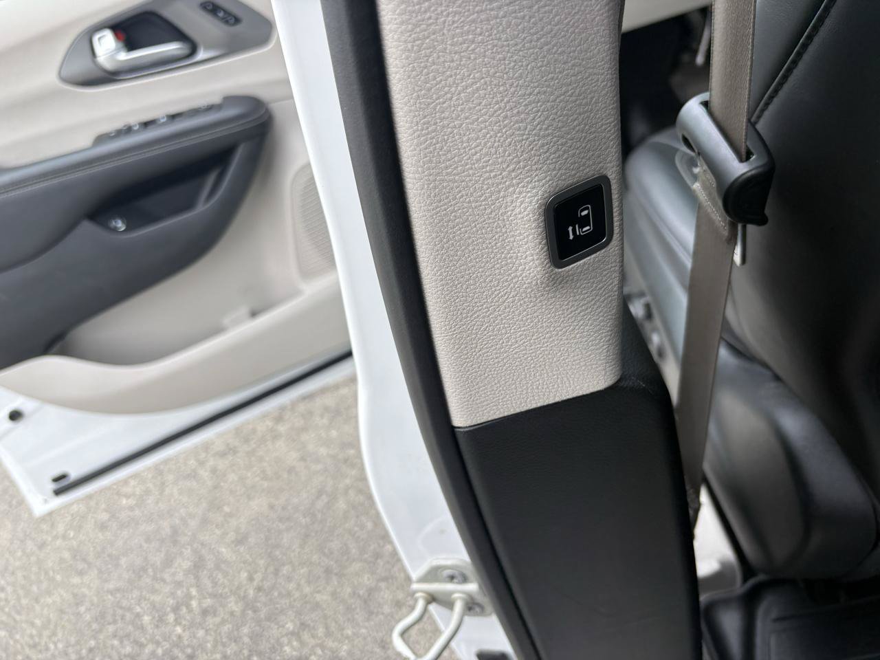Used 2024 Chrysler Pacifica Limited FWD image 38