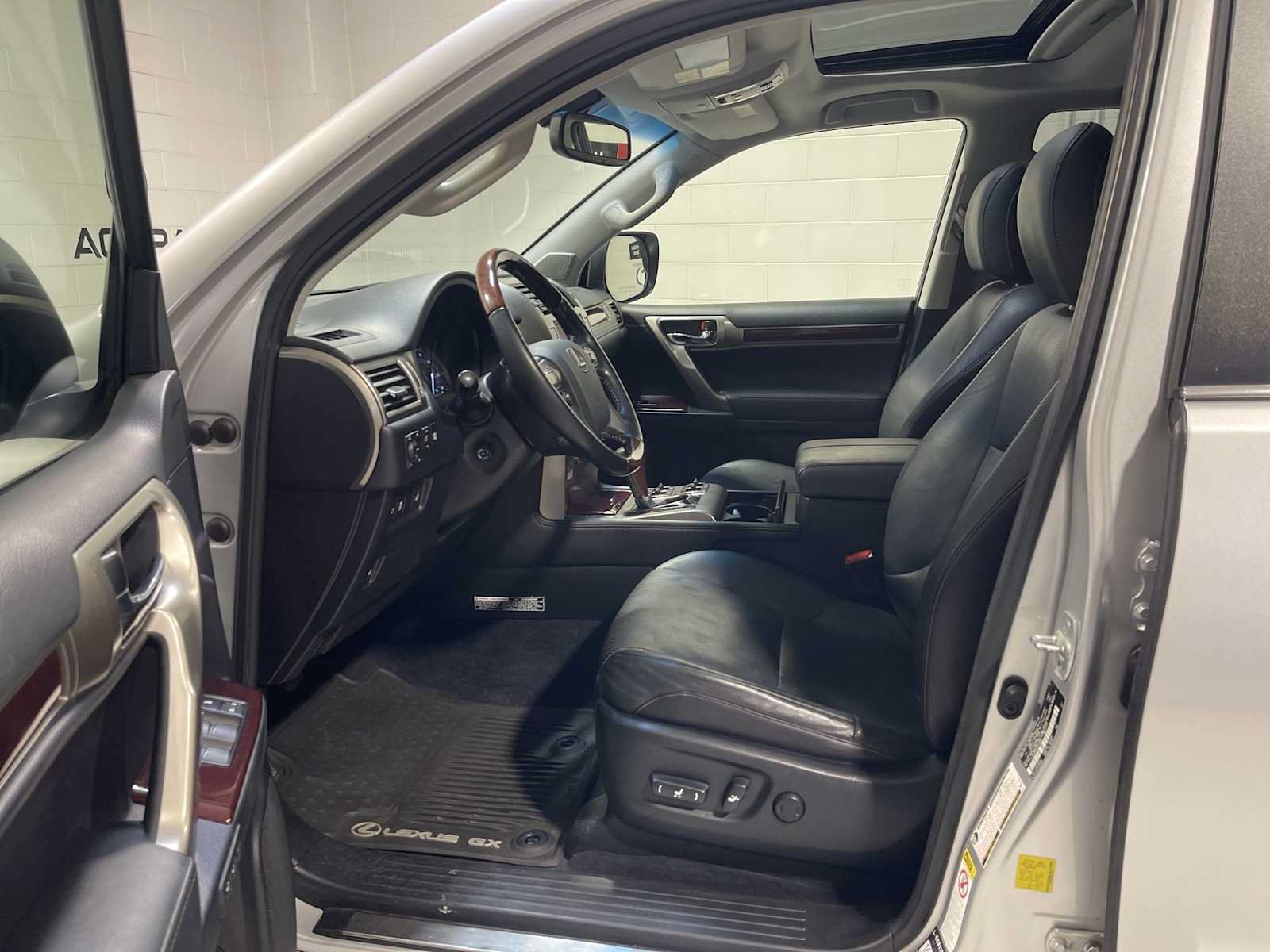 Used 2017 Lexus GX 460 Luxury w/ Preferred Accessory Package AWD/4WD image 2