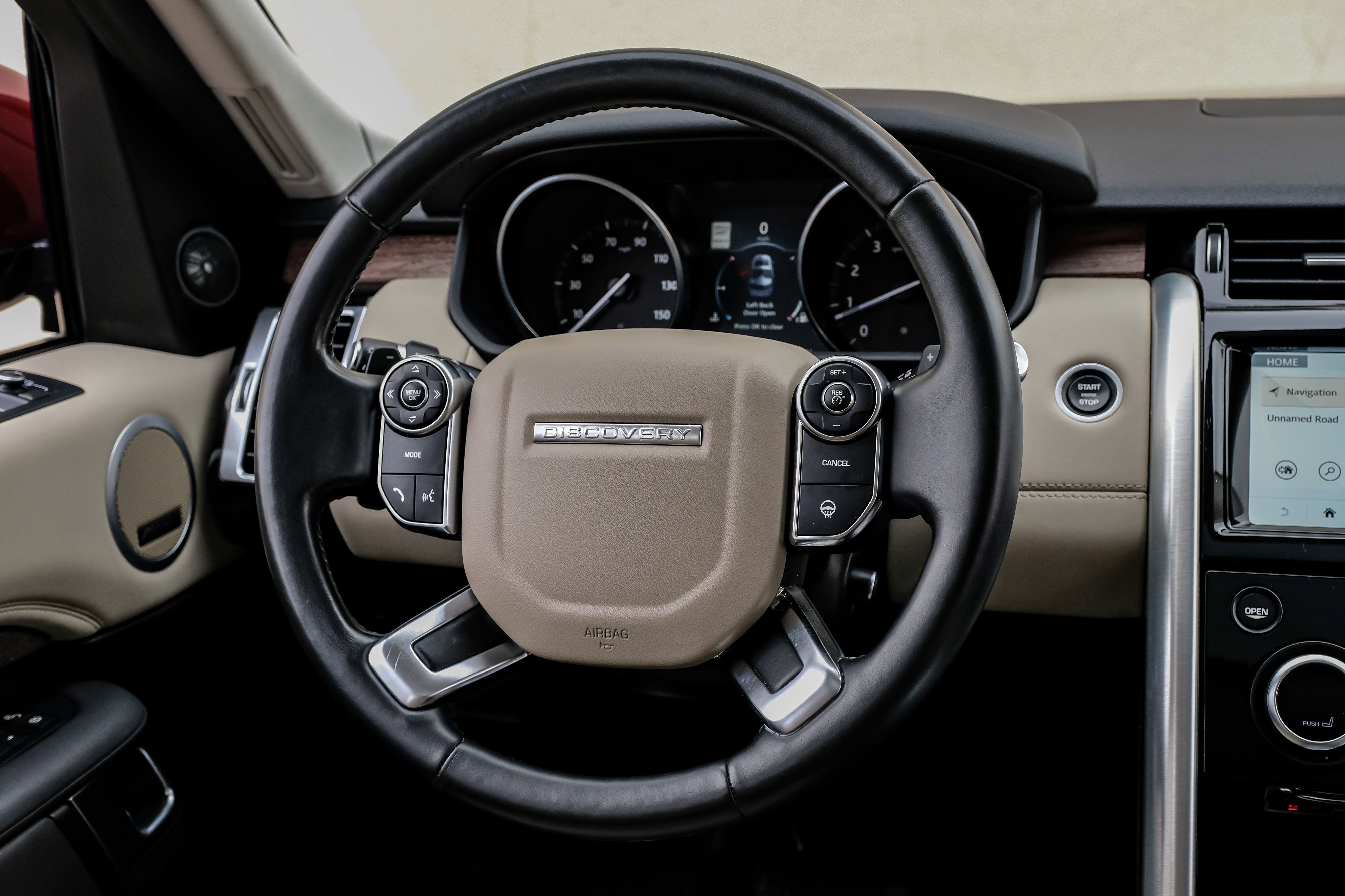 Used 2017 Land Rover Discovery HSE AWD/4WD image 16
