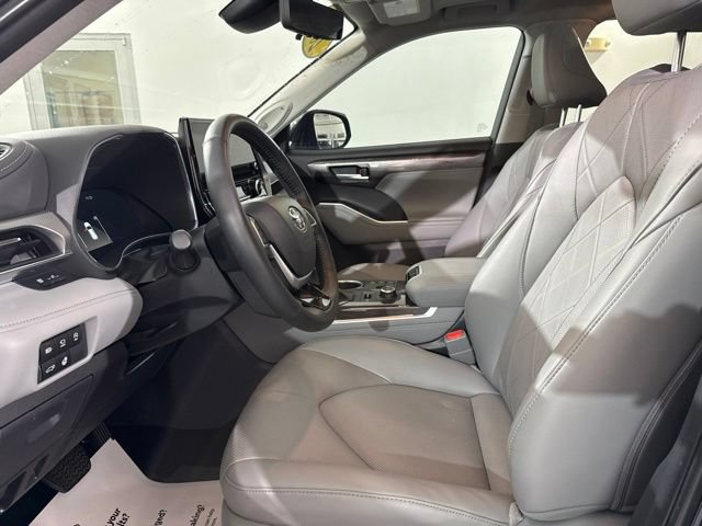 Used 2025 Toyota Highlander Platinum AWD/4WD image 19