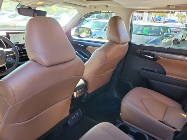 Used 2025 Toyota Highlander Limited image 13