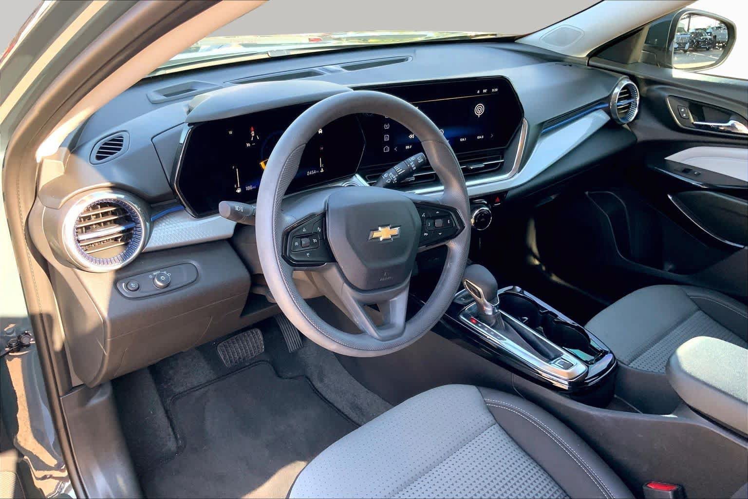 Used 2026 Chevrolet Trax LT w/ Sunroof Package FWD image 15