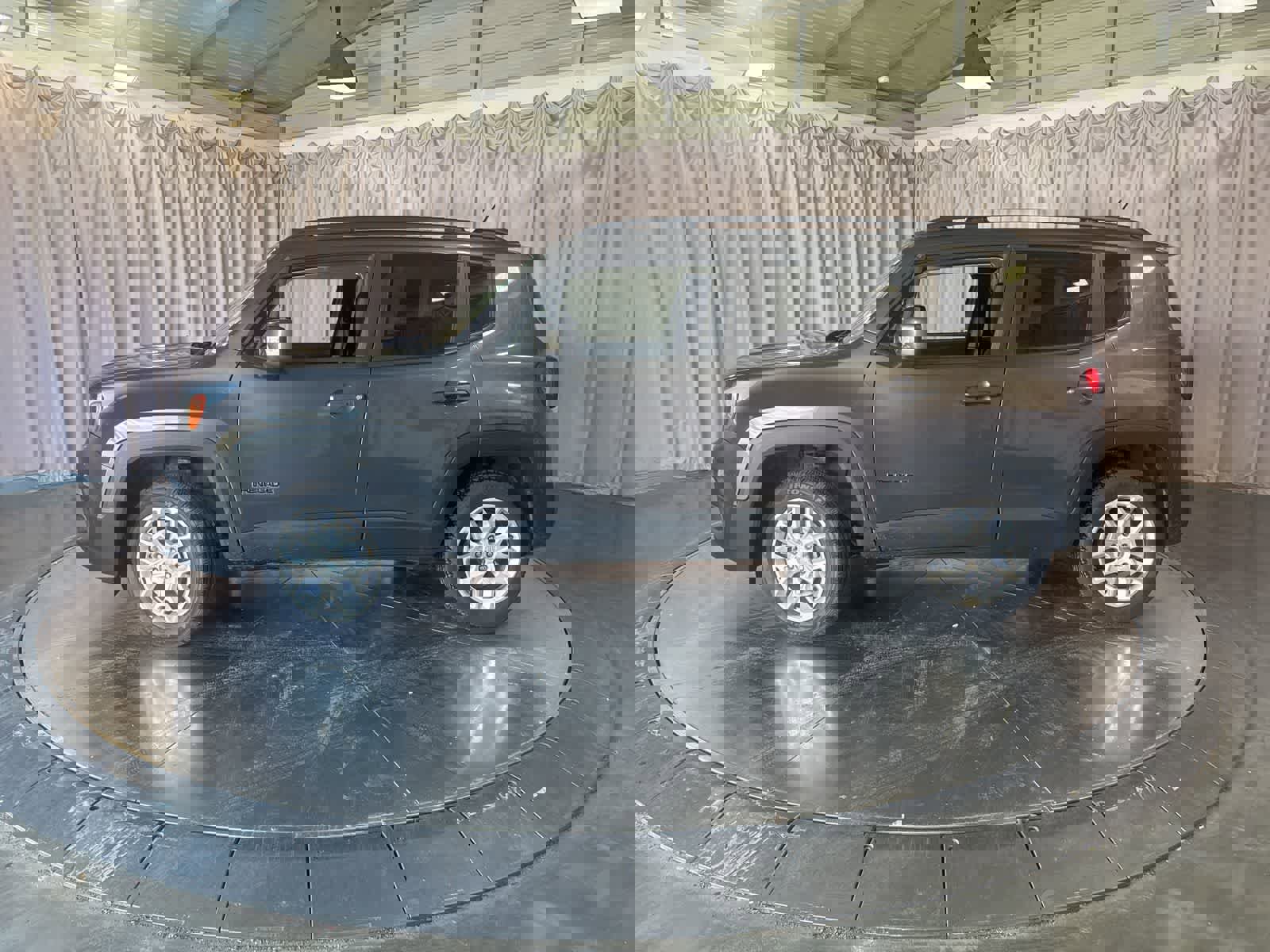 Used 2017 Jeep Renegade Latitude w/ Popular Equipment Group image 8