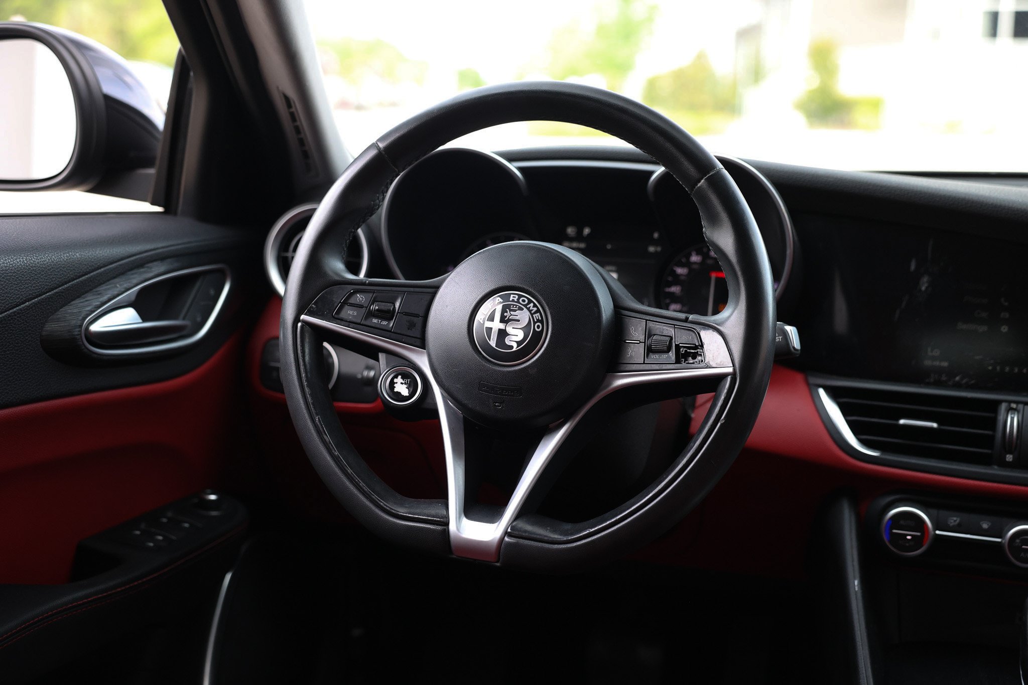 Used 2019 Alfa Romeo Giulia w/ Quick Order Package 22K Sport RWD image 32