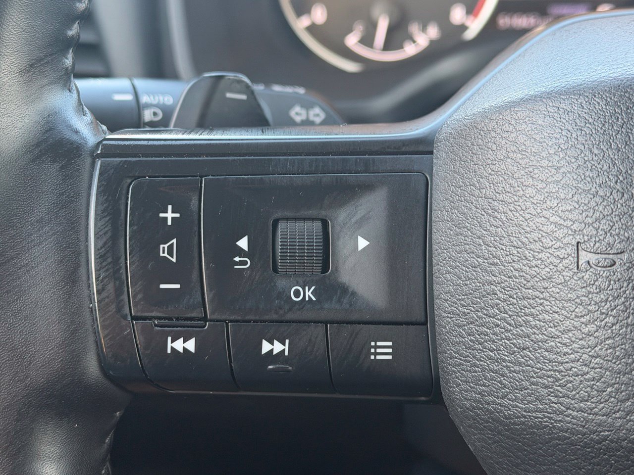 Certified 2025 Nissan Rogue SV FWD image 14