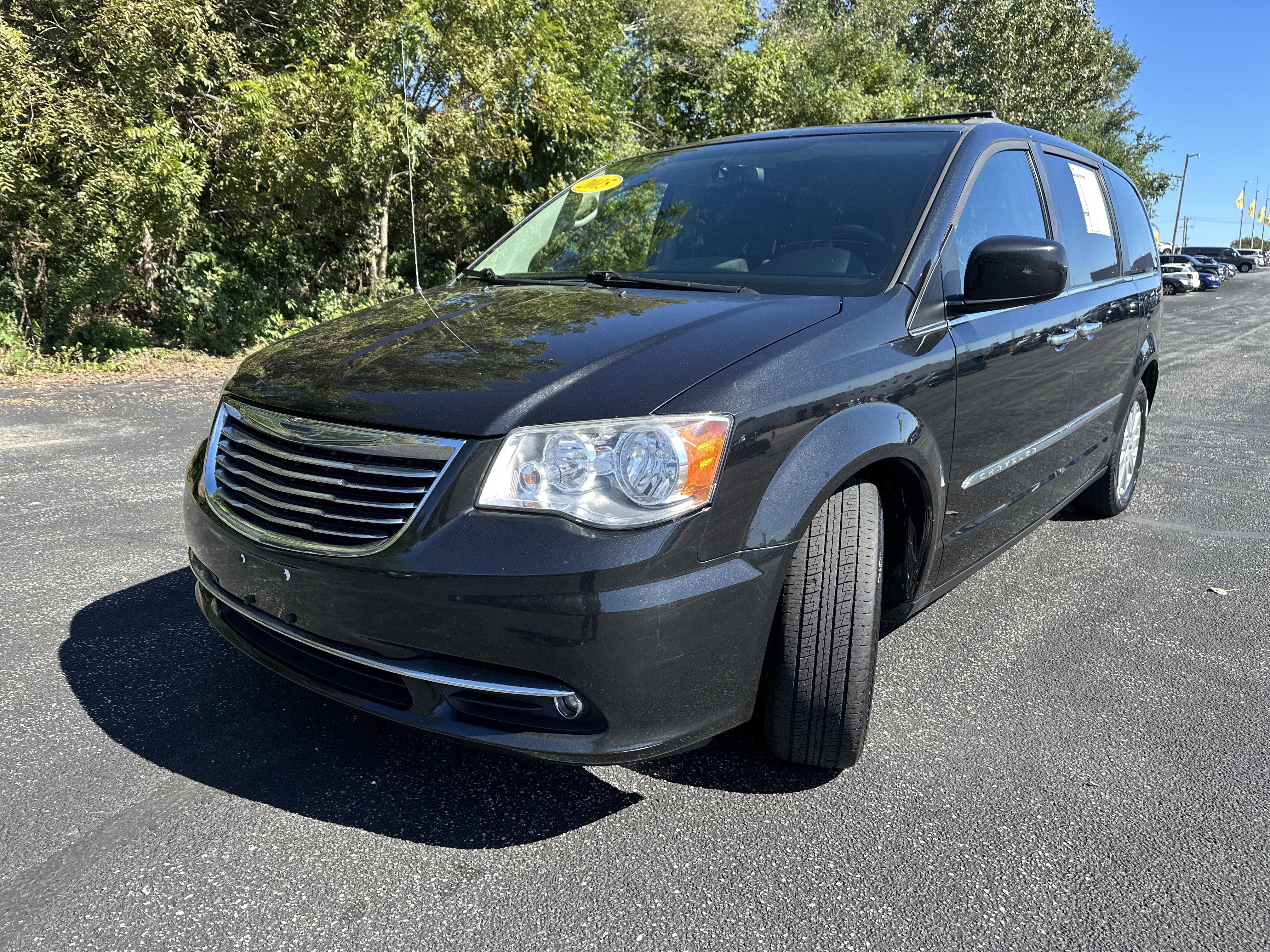 Used 2015 Chrysler Town & Country Touring w/ Driver Convenience Group FWD image 3