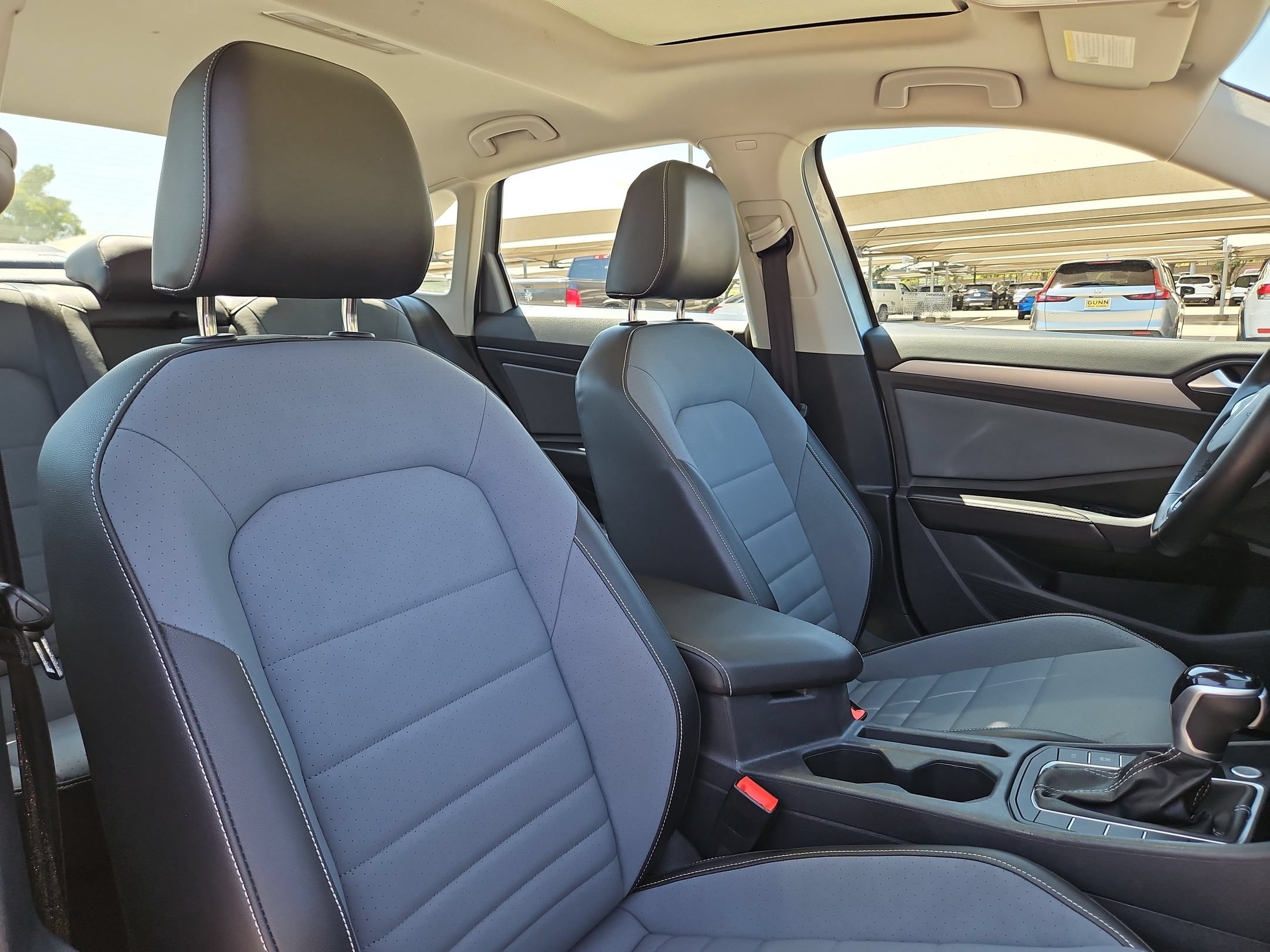 Used 2025 Volkswagen Jetta SE FWD image 29