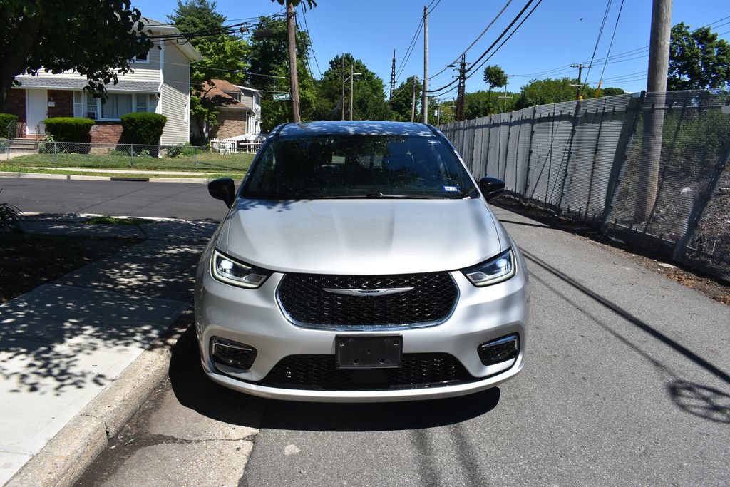 Used 2024 Chrysler Pacifica Touring-L FWD image 2