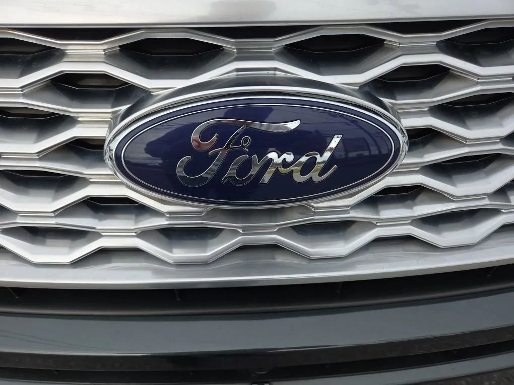 Used 2016 Ford Explorer Platinum image 28