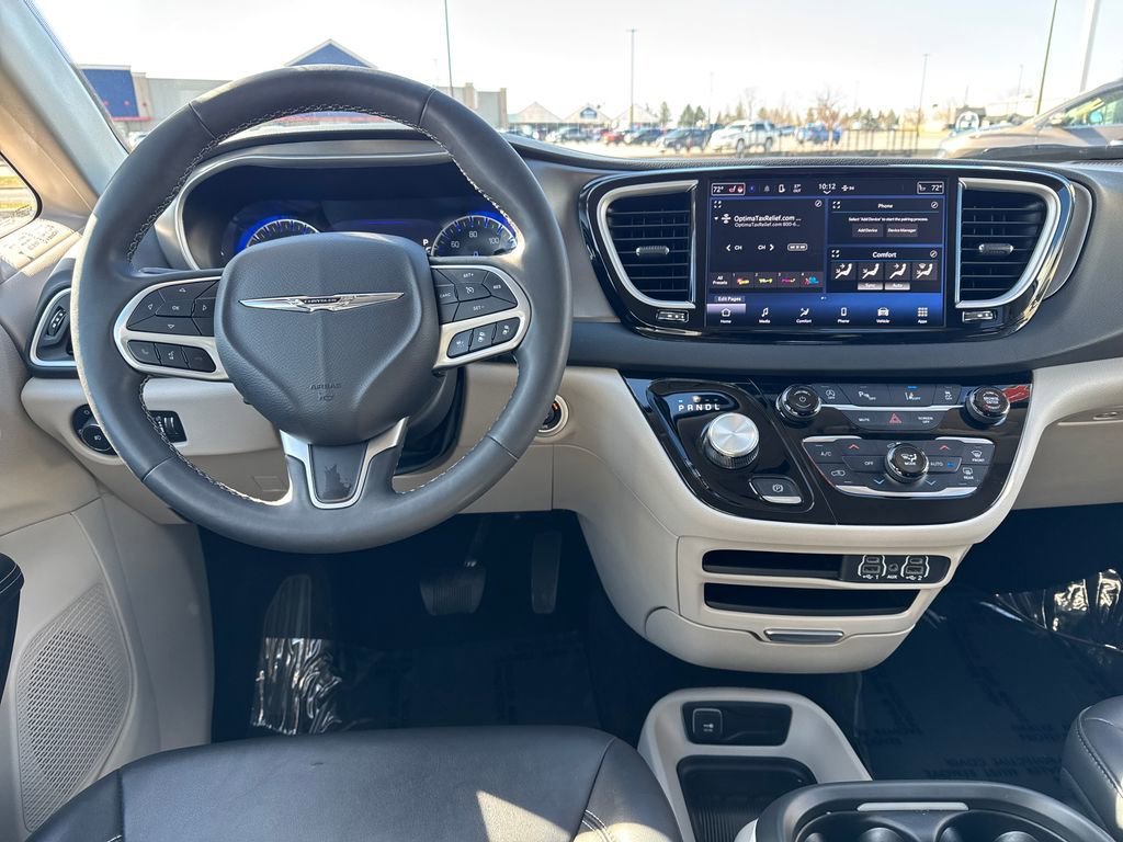 Used 2024 Chrysler Pacifica Touring-L image 16