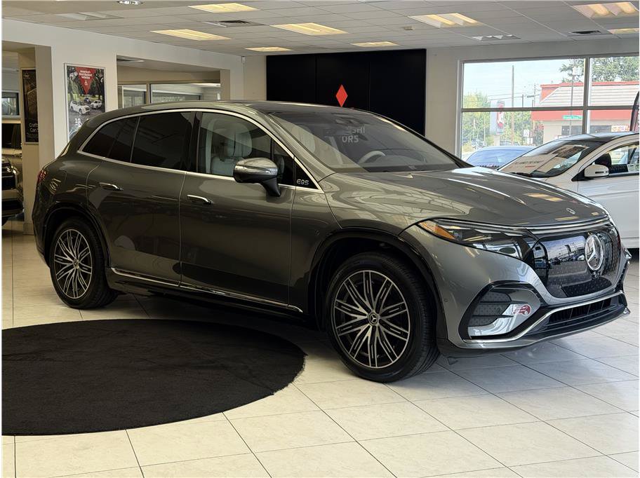 Used 2023 Mercedes-Benz EQS 580 4MATIC SUV w/ Exclusive Trim Package image 4