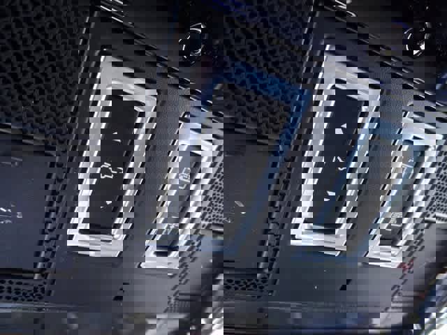 Used 2021 Land Rover Range Rover Velar R-Dynamic S image 39