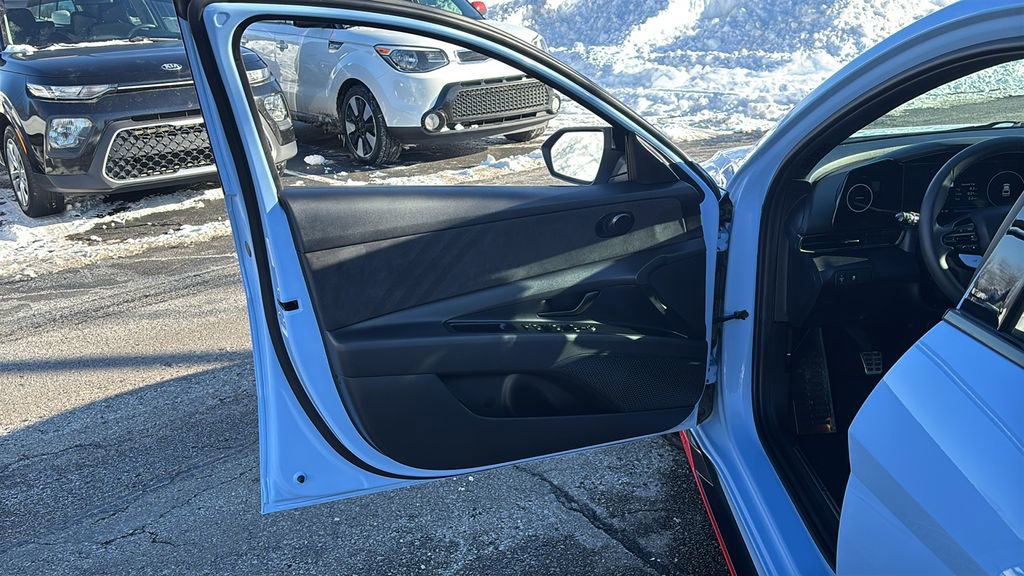 Used 2025 Hyundai Elantra N Base image 11