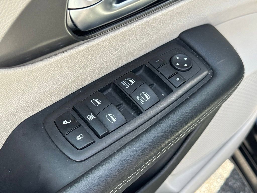 Used 2024 Chrysler Pacifica Limited FWD image 35