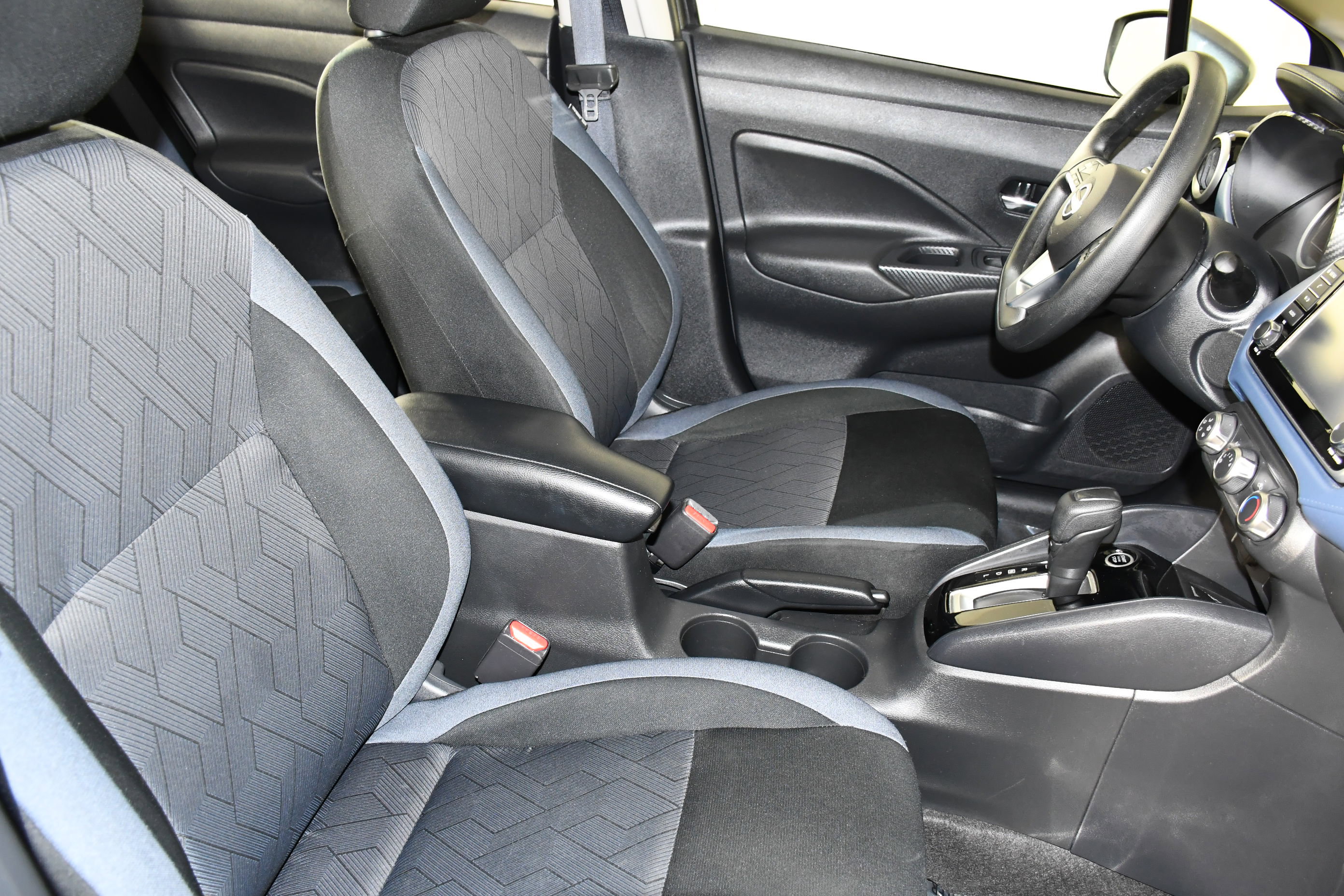 Used 2025 Nissan Versa SV FWD image 39