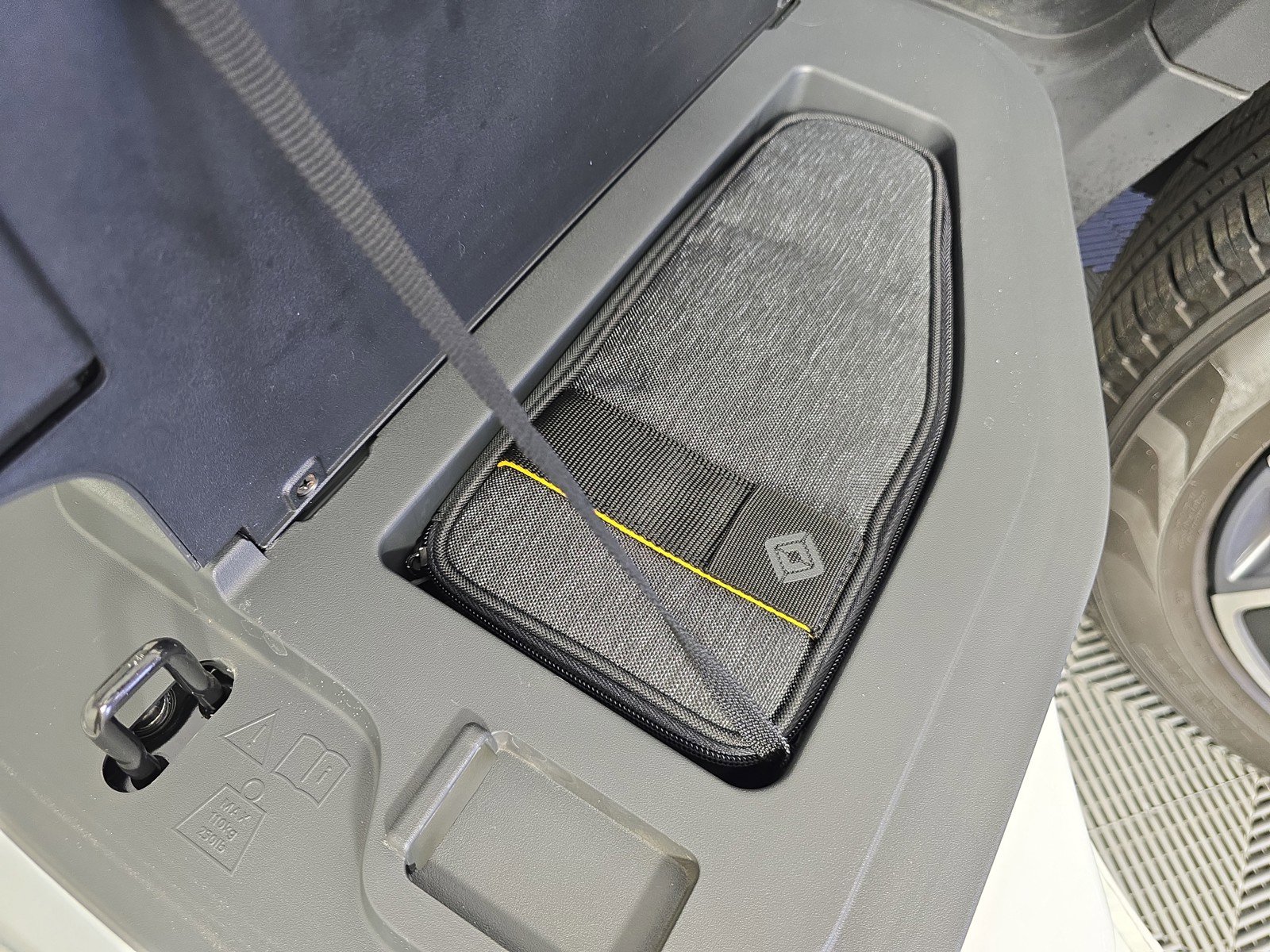 Used 2022 Rivian R1T Adventure image 32