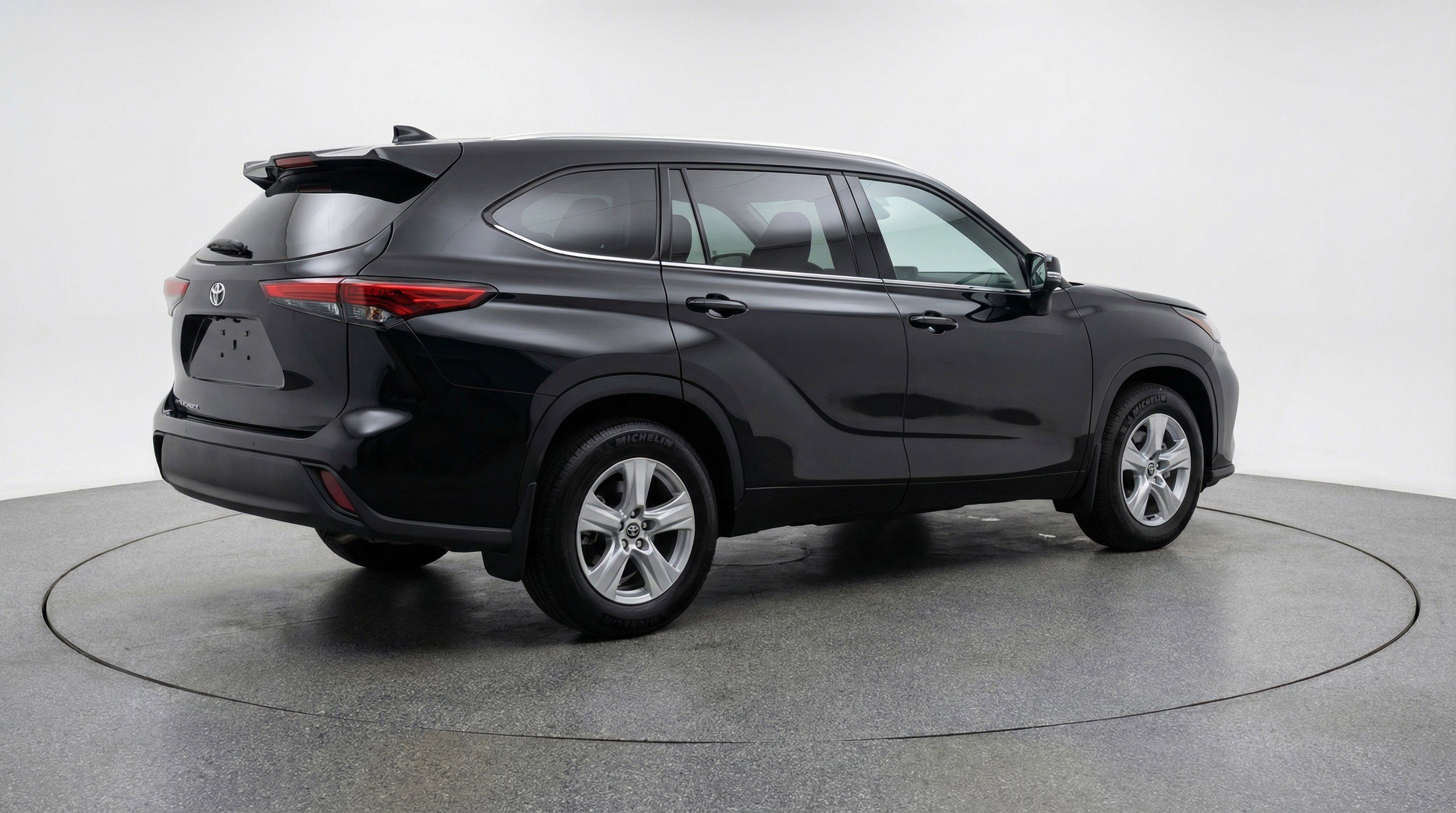 Used 2025 Toyota Highlander LE image 9