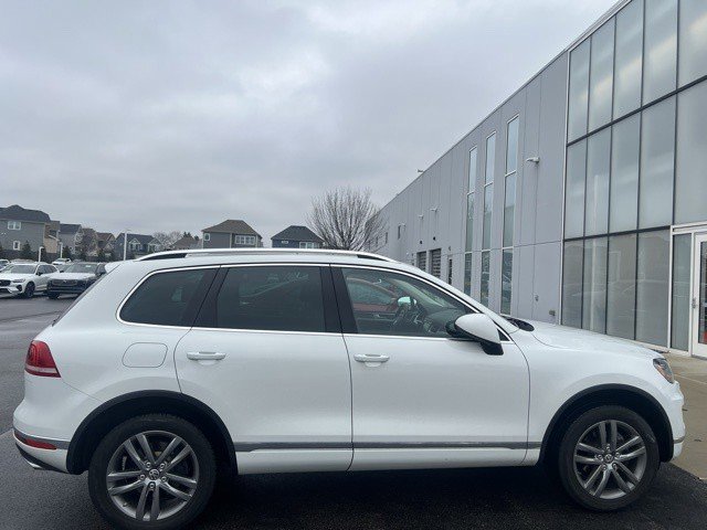Used 2016 Volkswagen Touareg Lux image 3