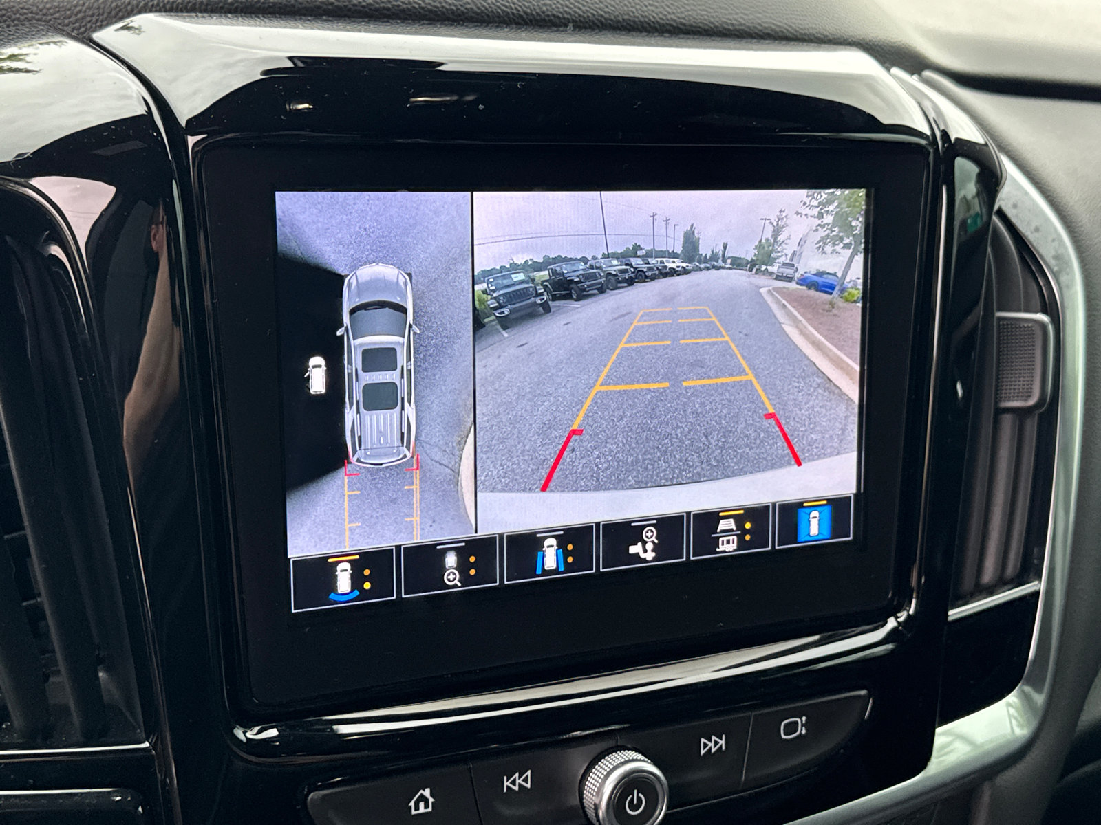 Used 2022 Chevrolet Traverse Premier w/ Redline Edition FWD image 32
