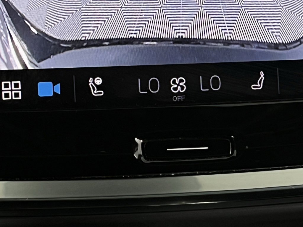 Used 2025 Volvo V60 B5 Cross Country Plus image 18