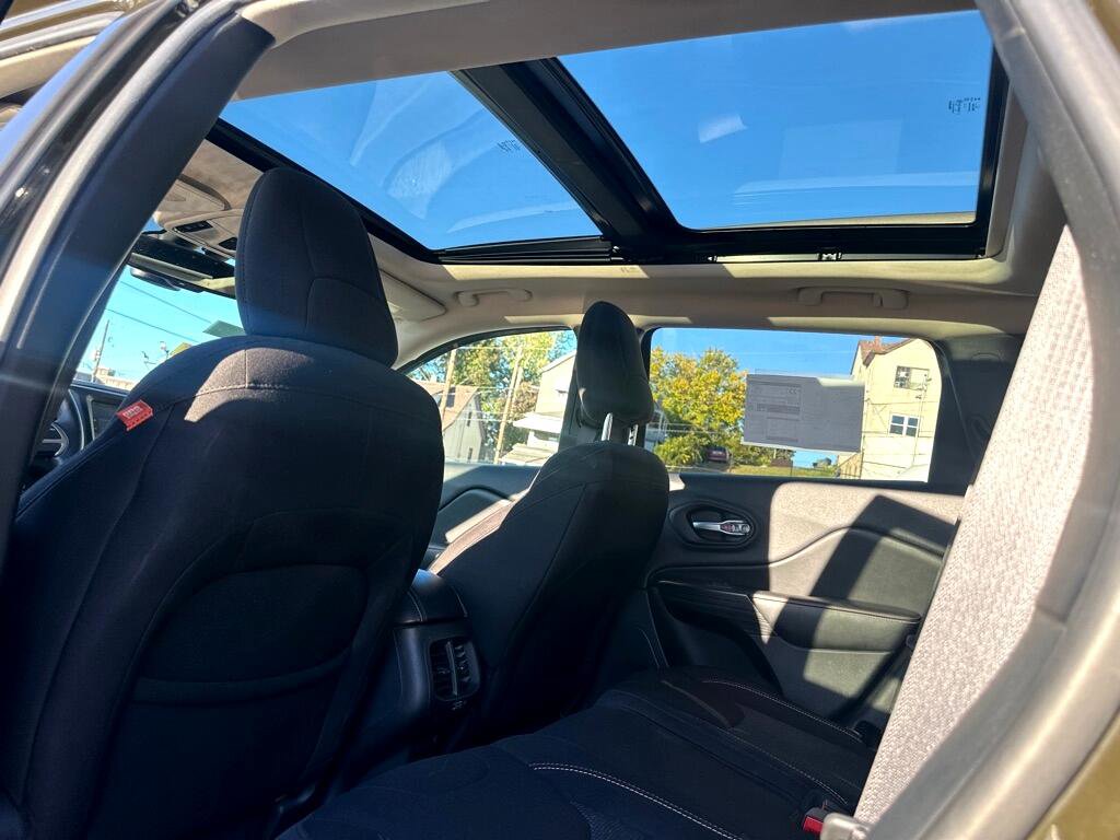 Used 2016 Jeep Cherokee 75th Anniversary image 31