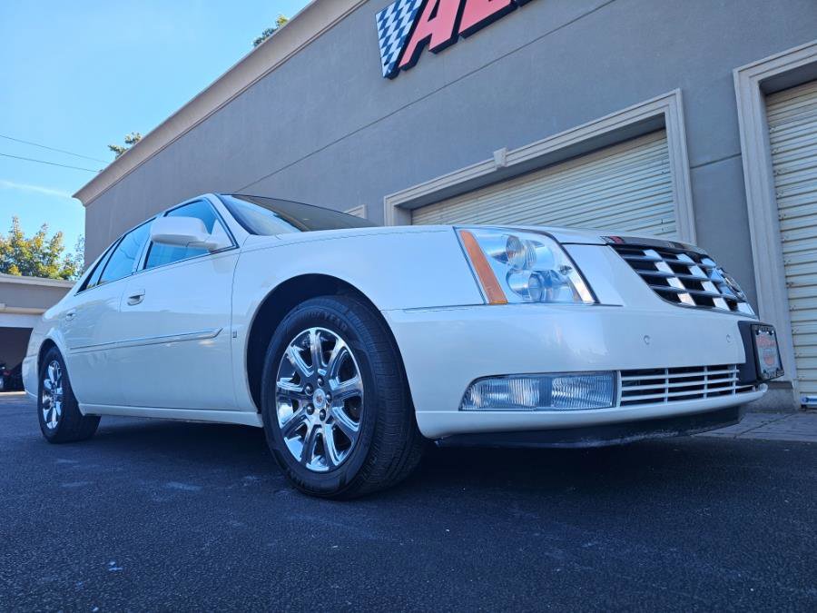 Used 2008 Cadillac DTS w/ Sun And Navigation Package FWD image 3