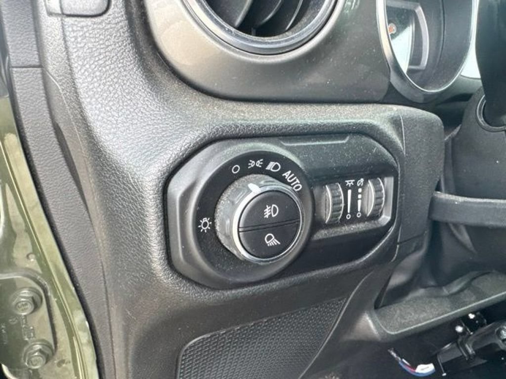 Used 2022 Jeep Gladiator Overland w/ Cold Weather Group AWD/4WD image 40