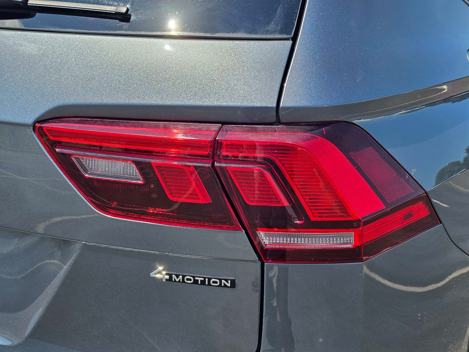 Used 2024 Volkswagen Tiguan SE R-Line AWD/4WD image 9