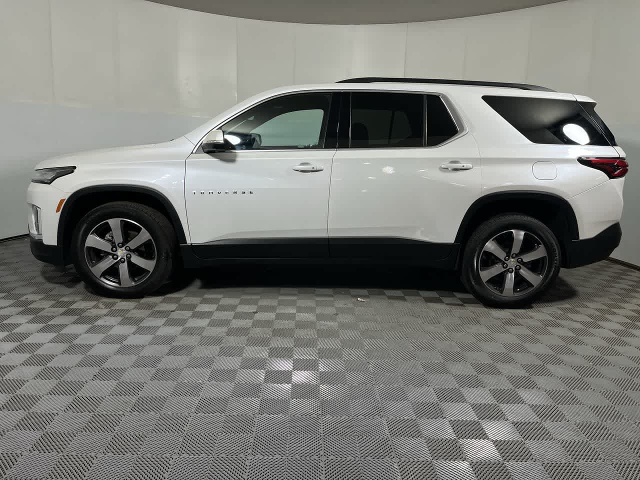 Used 2023 Chevrolet Traverse LT w/ LT Premium Package FWD image 5