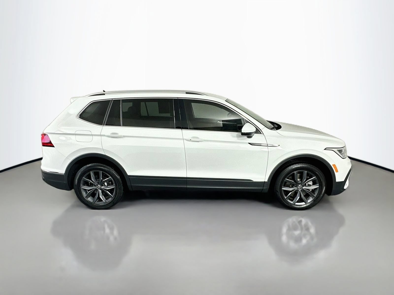 Used 2024 Volkswagen Tiguan SE AWD/4WD image 8