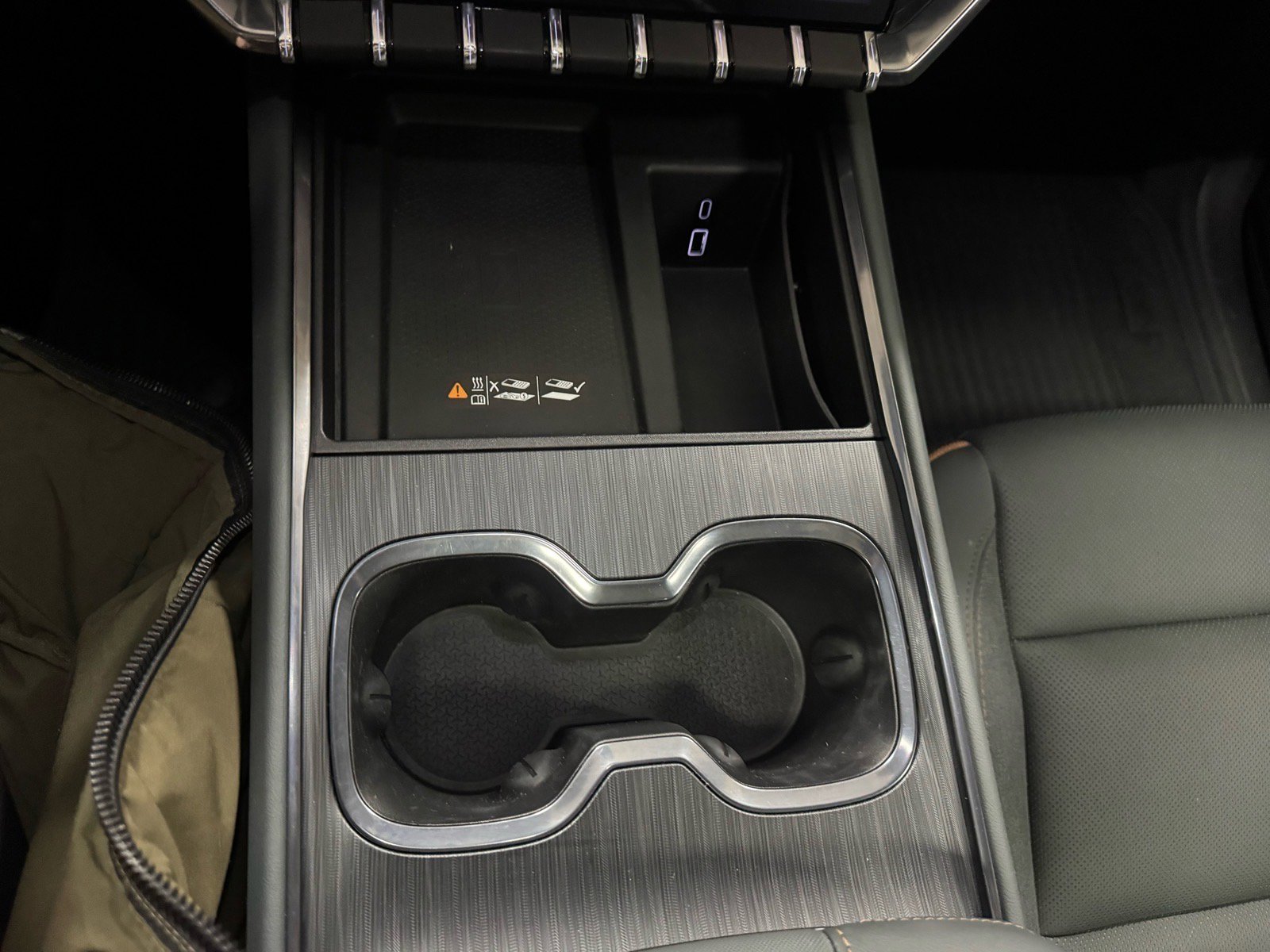 Used 2024 GMC Acadia AT4 w/ Luxury Package image 20