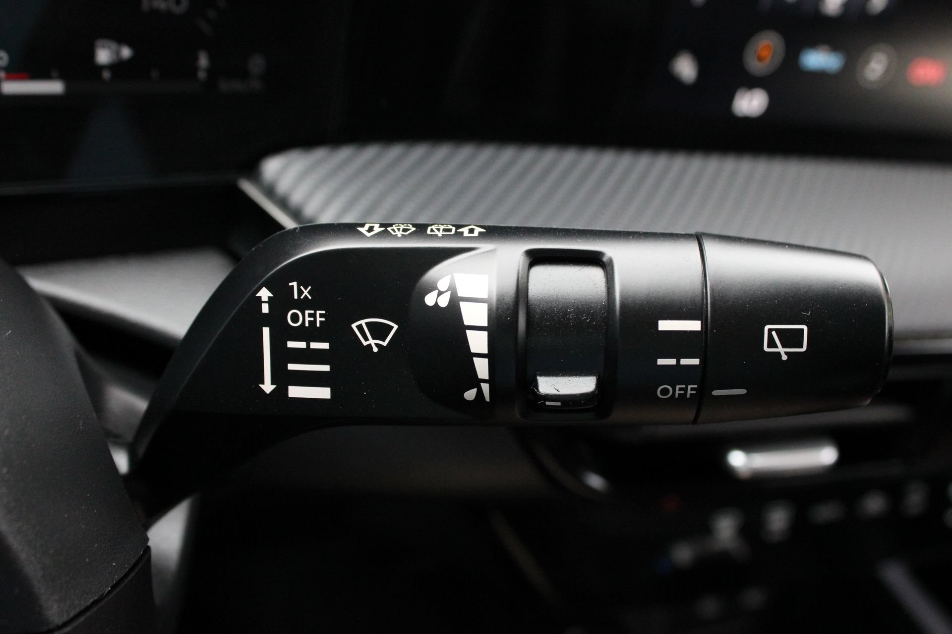 Used 2025 Nissan Kicks SR FWD image 31