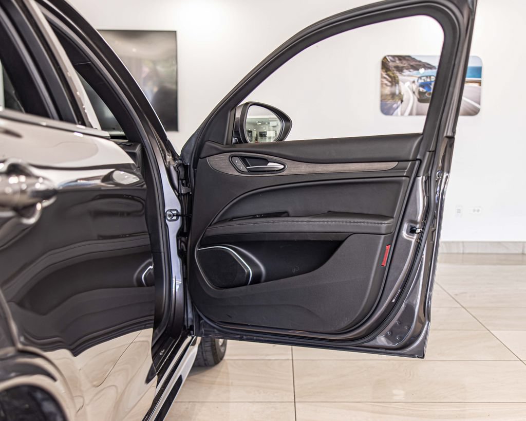 Used 2023 Alfa Romeo Stelvio Ti AWD/4WD image 41