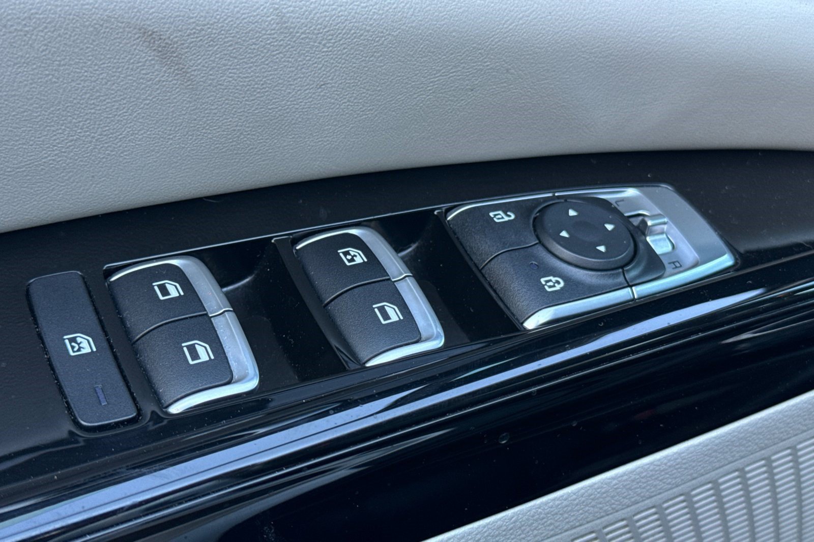 Used 2024 Kia Carnival EX FWD image 14