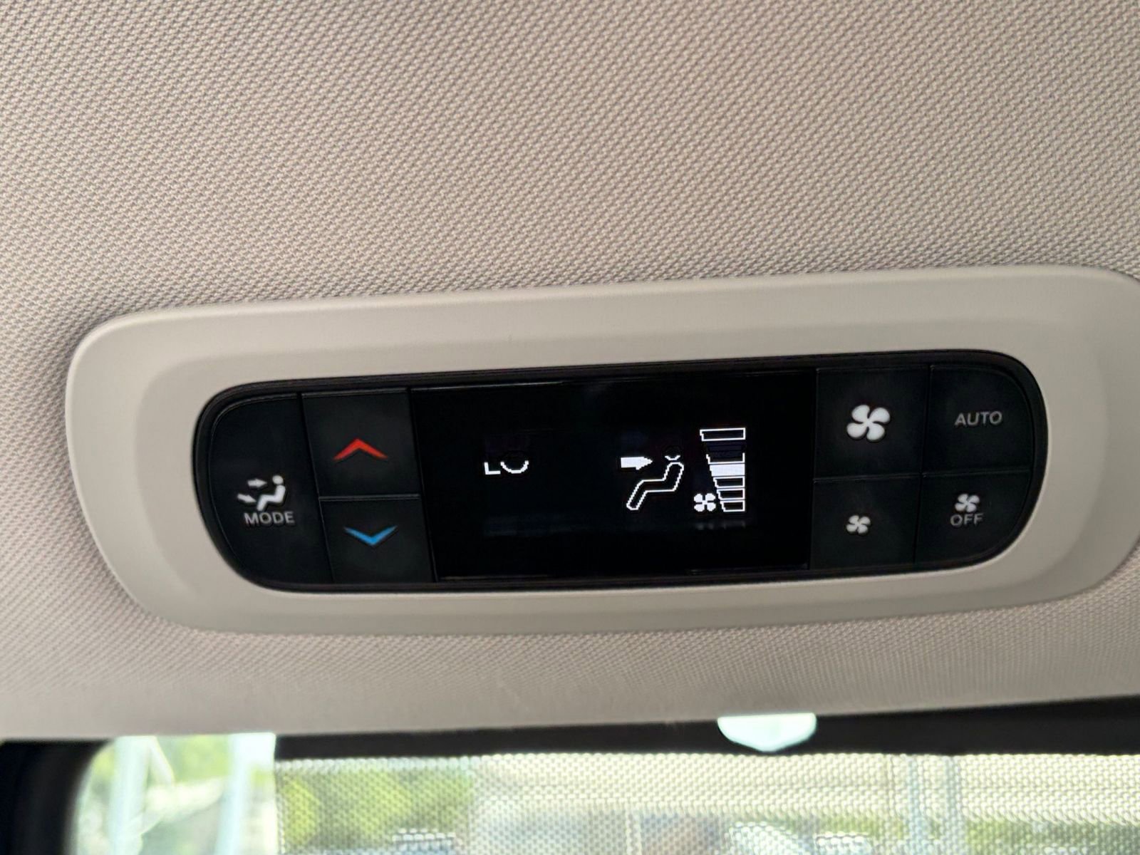 Used 2024 Chrysler Pacifica Touring-L FWD image 25